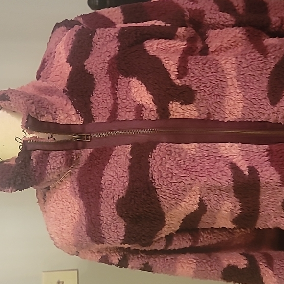 Old Navy Pink and Burgandy  Camo XL Sherpa Zip Up Jacket - Picture 2 of 9